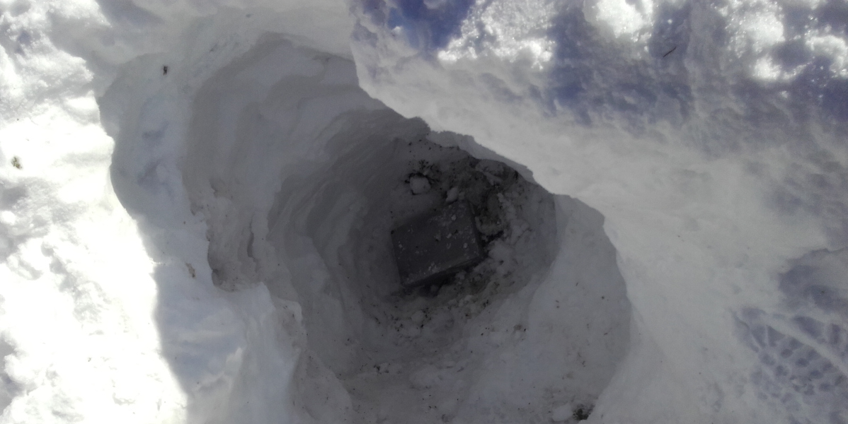 Ein Teil des Radarsystems befindet sich unterhalb der Schneedecke.