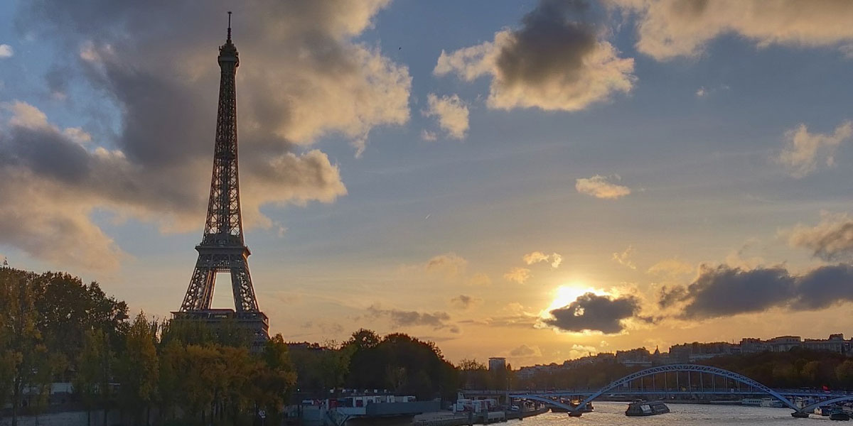Der Pariser Eiffelturm im Sonnenuntergang.