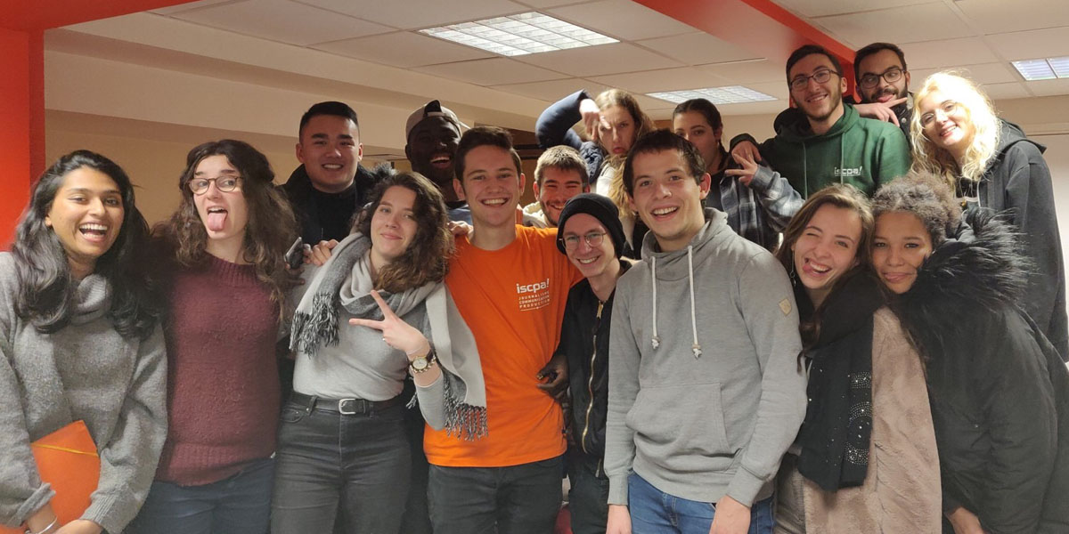 Matteo Eichhorn mit Studienkolleginnen und -kollegen an der Pariser Journalismusschule. 