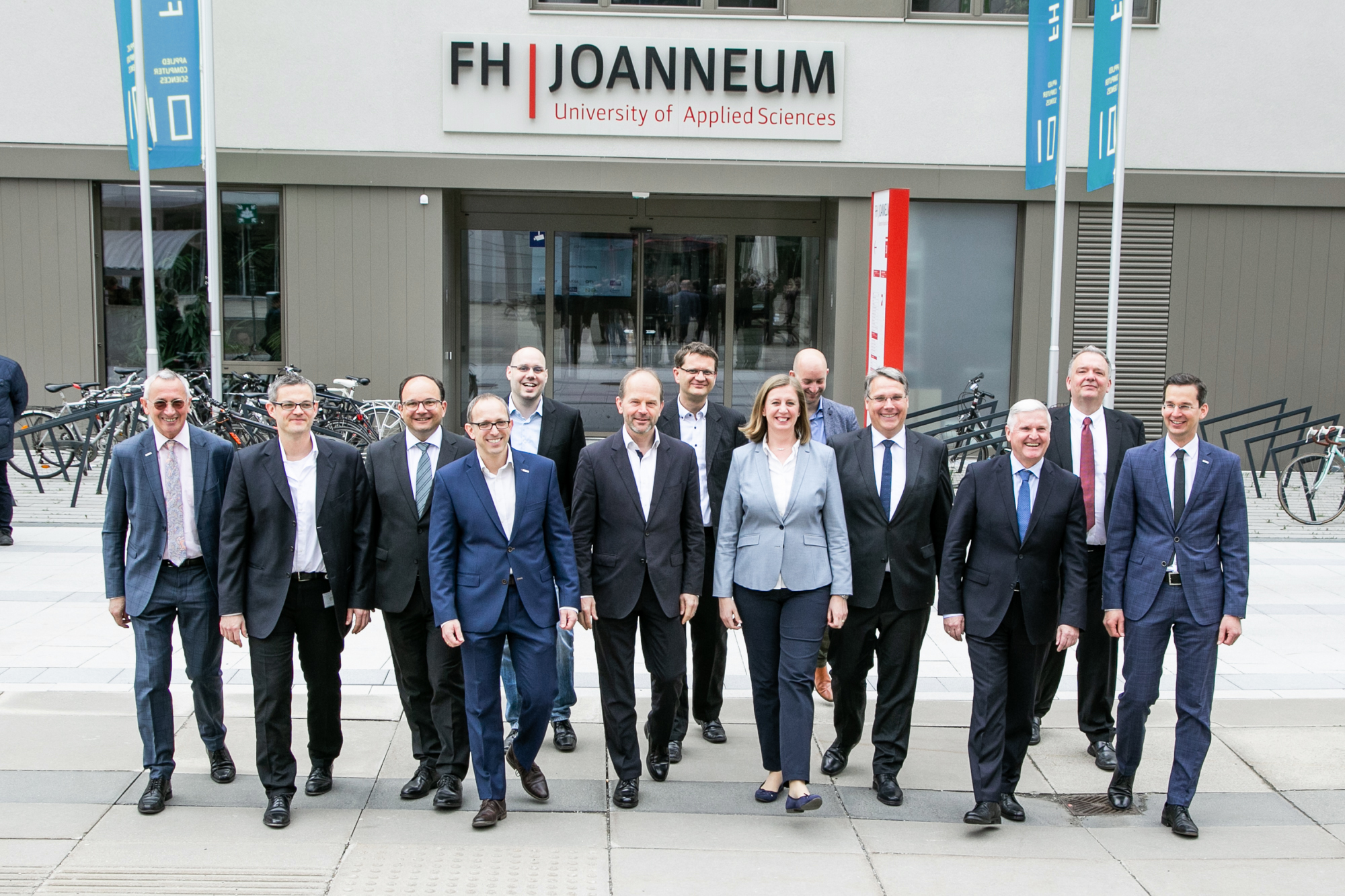 Karl Peter Pfeiffer (FH JOANNEUM), David Ludwig (Magna Steyr), Andreas Mühlberger (Infineon), Christian Vogel (FH JOANNEUM), Friedrich Nachtmann (AKKA), Andreas Gerstenmayer (AT&S), Paul Hubmer (NXP), Landesrätin Barbara Eibinger-Miedl, Günther Lackner (Cluster Silicon Alps), Klaus Küpper (AVL), Michael Stichlmair (Advantest), Thomas Riener (ams) und Martin Payer (FH JOANNEUM).