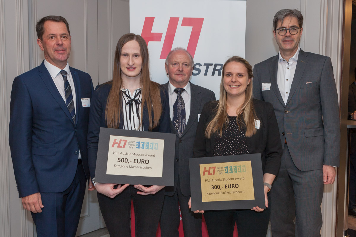 Peter Seifter, Lehrender am Institut eHealth, Preisträgerin Eva-Maria Winter, Bernd Blobel von der Universität Regensburg, Preisträgerin Cornelia Lahnsteiner und Stefan Sabutsch, Präsident von HL7 Austria.