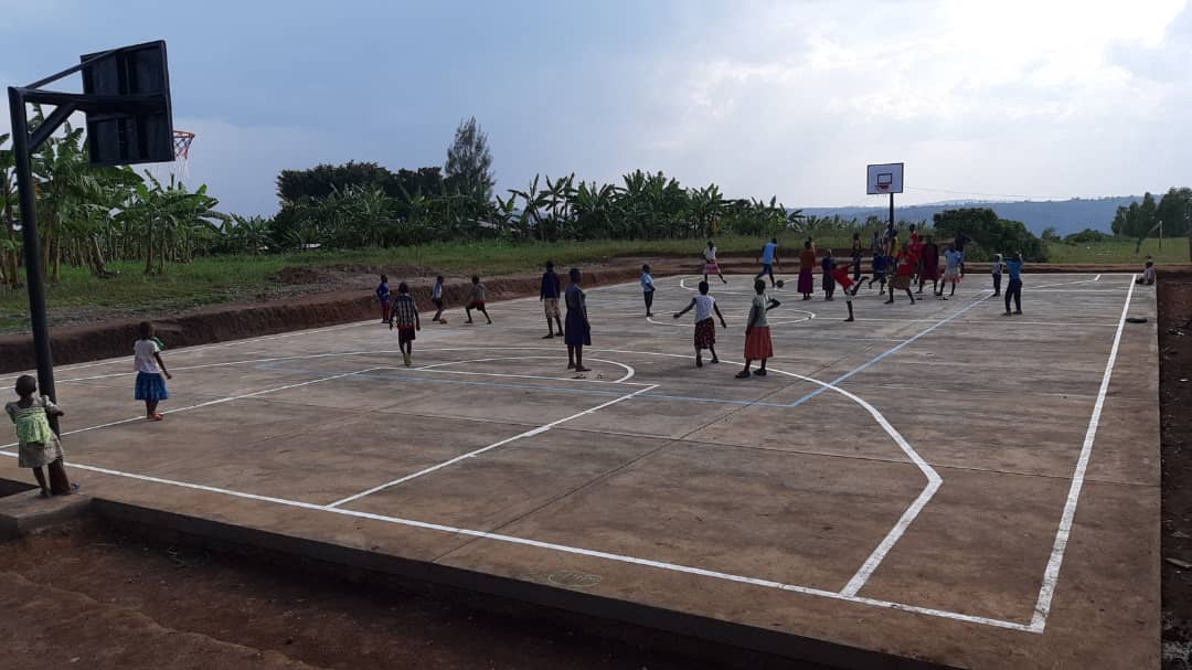 Basketballplatz mit spielenden Menschen.