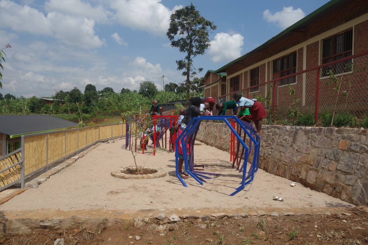 Kinder auf einem Spielplatz in Ruanda.