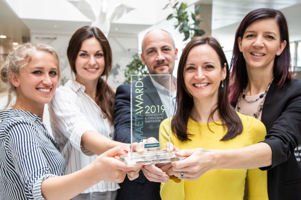 Anna-Lena Aufschnaiter, Christina Lampl, Wolfgang Gunzer, Bianca Fuchs-Neuhold und Manuela Hatz halten die Diätaward-Auszeichnung in Händen.