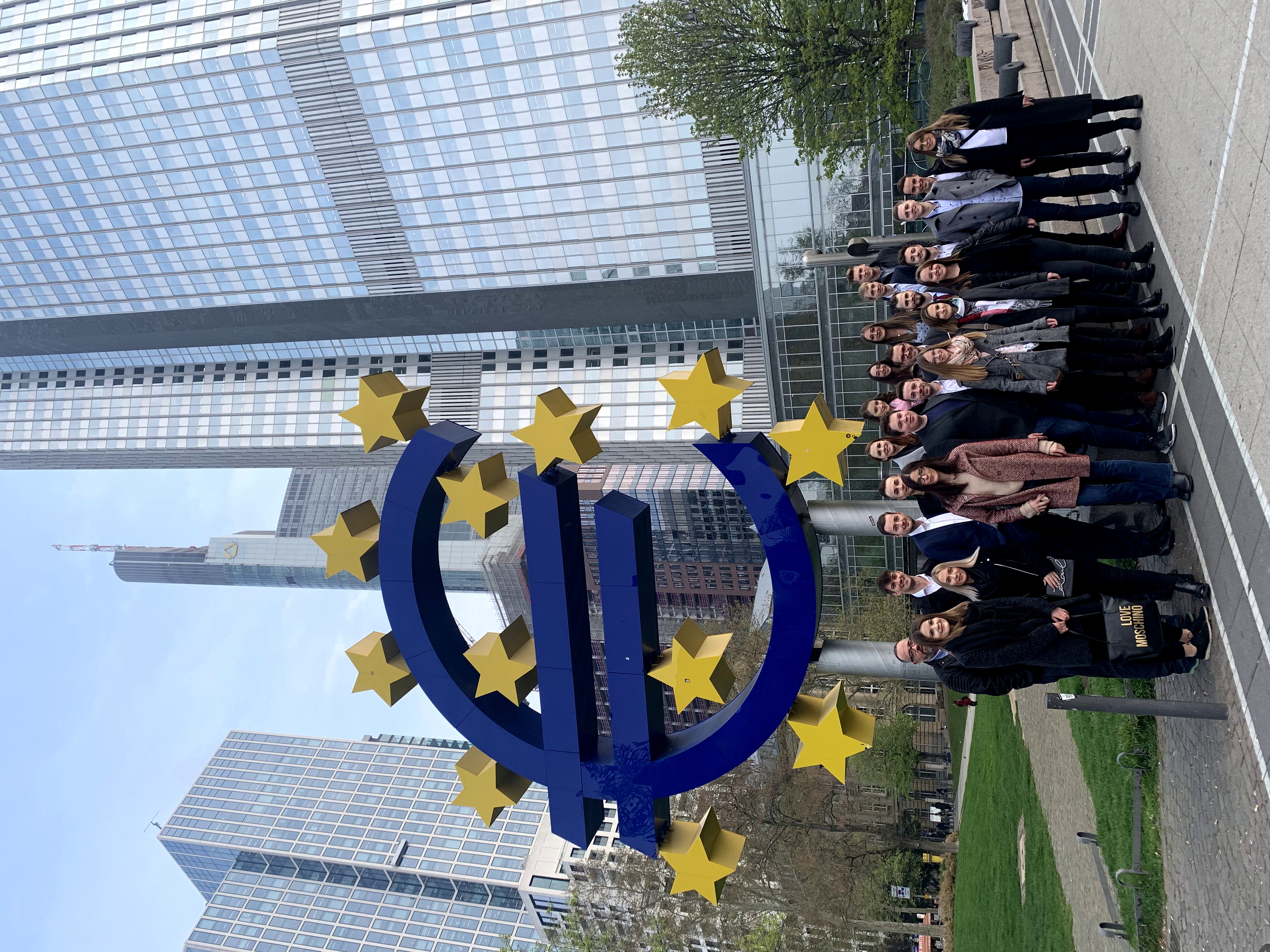 Die Teilnehmerinnen und Teilnehmer vor der Europäischen Zentralbank.