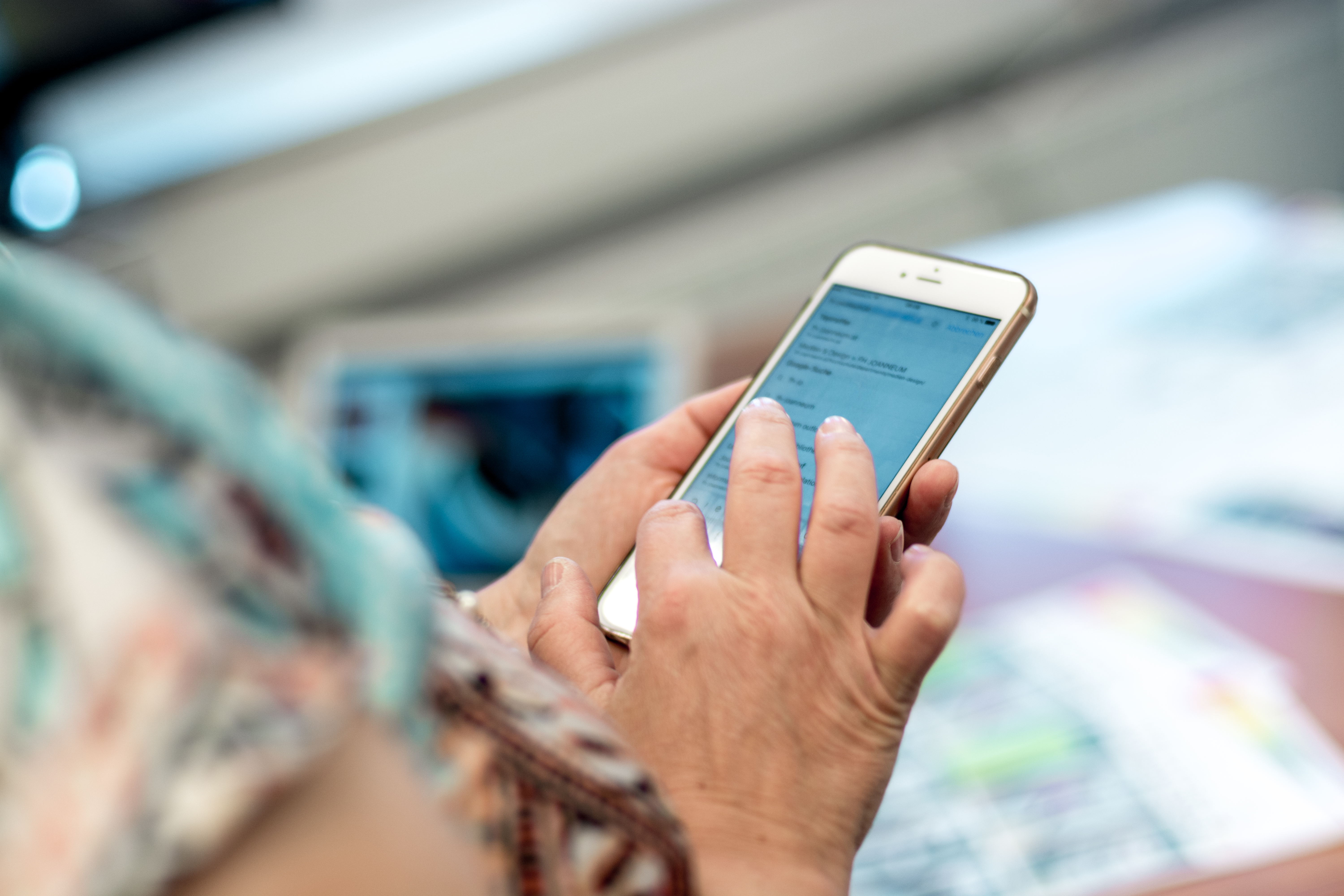 Frau tippt auf Smartphone.