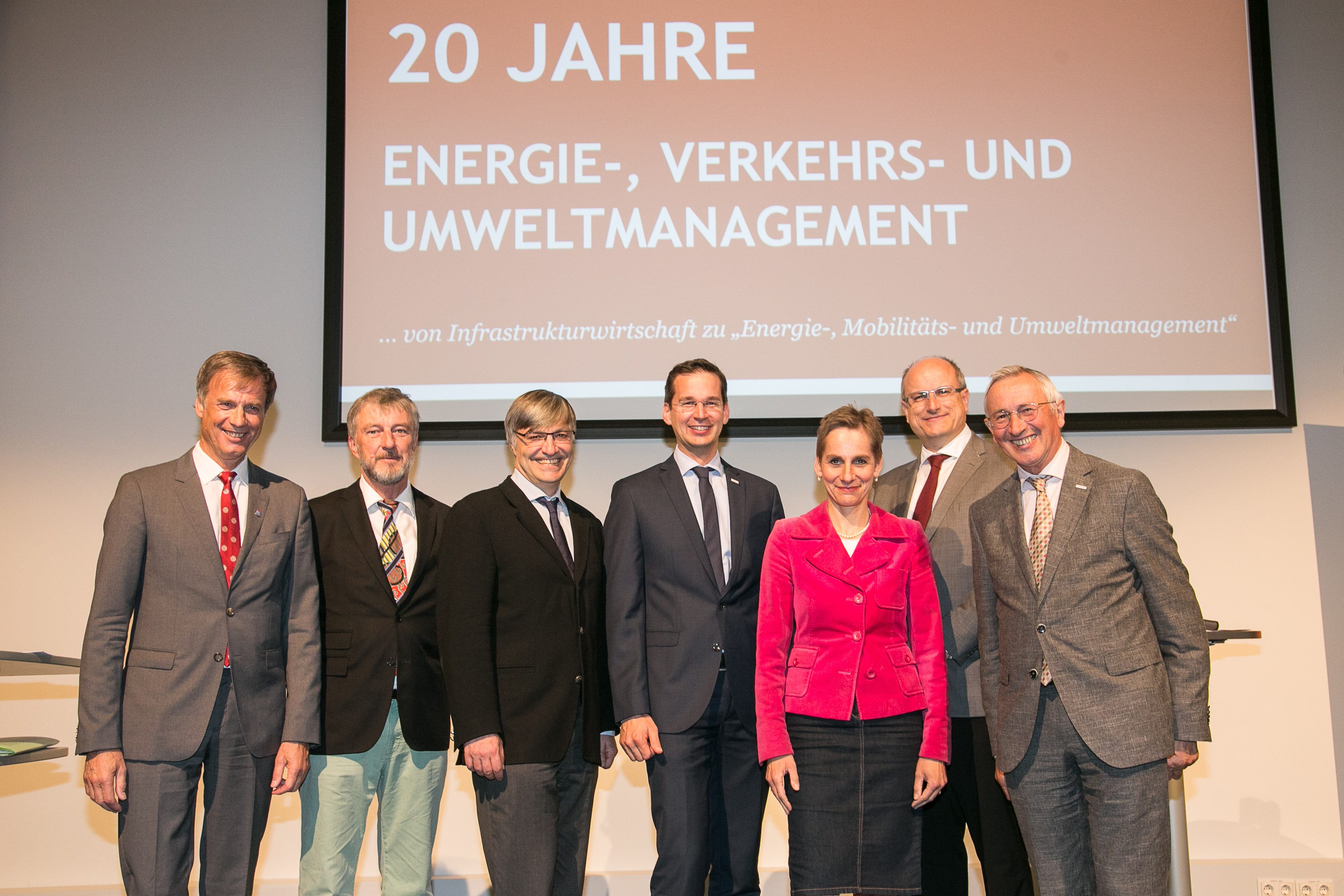 (v.l.n.r.) Bürgermeister der Stadtgemeinde Kapfenberg Friedrich Kratzer, ehemaliger Institutsleiter Michael Bobik, Keynotespeaker Karl Steininger, kaufmännischer Geschäftsführer der FH JOANNEUM Martin Payer, Vertreterin des Landes Steiermark Birgit Strimitzer-Riedler, Institutsleiter Uwe Trattnig sowie wissenschaftlicher Geschäftsführer der FH JOANNEUM Karl Peter Pfeiffer. (© FH JOANNEUM / Klaus Morgenstern)