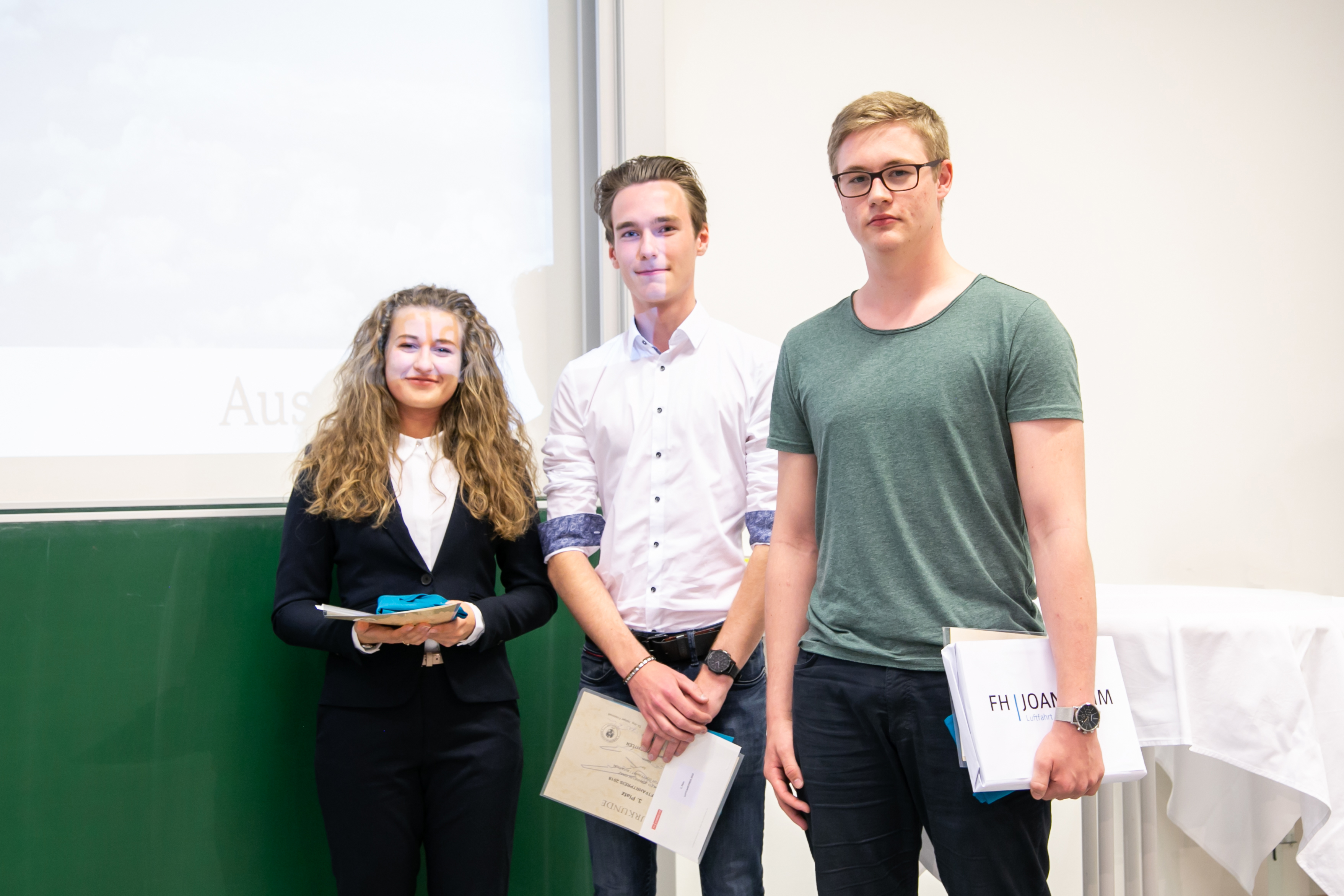 Die Gewinnerin und zwei der Gewinner des Luftfahrtpreises: Sandra Rieder, Johannes Wachtler und Falk Fastabend.