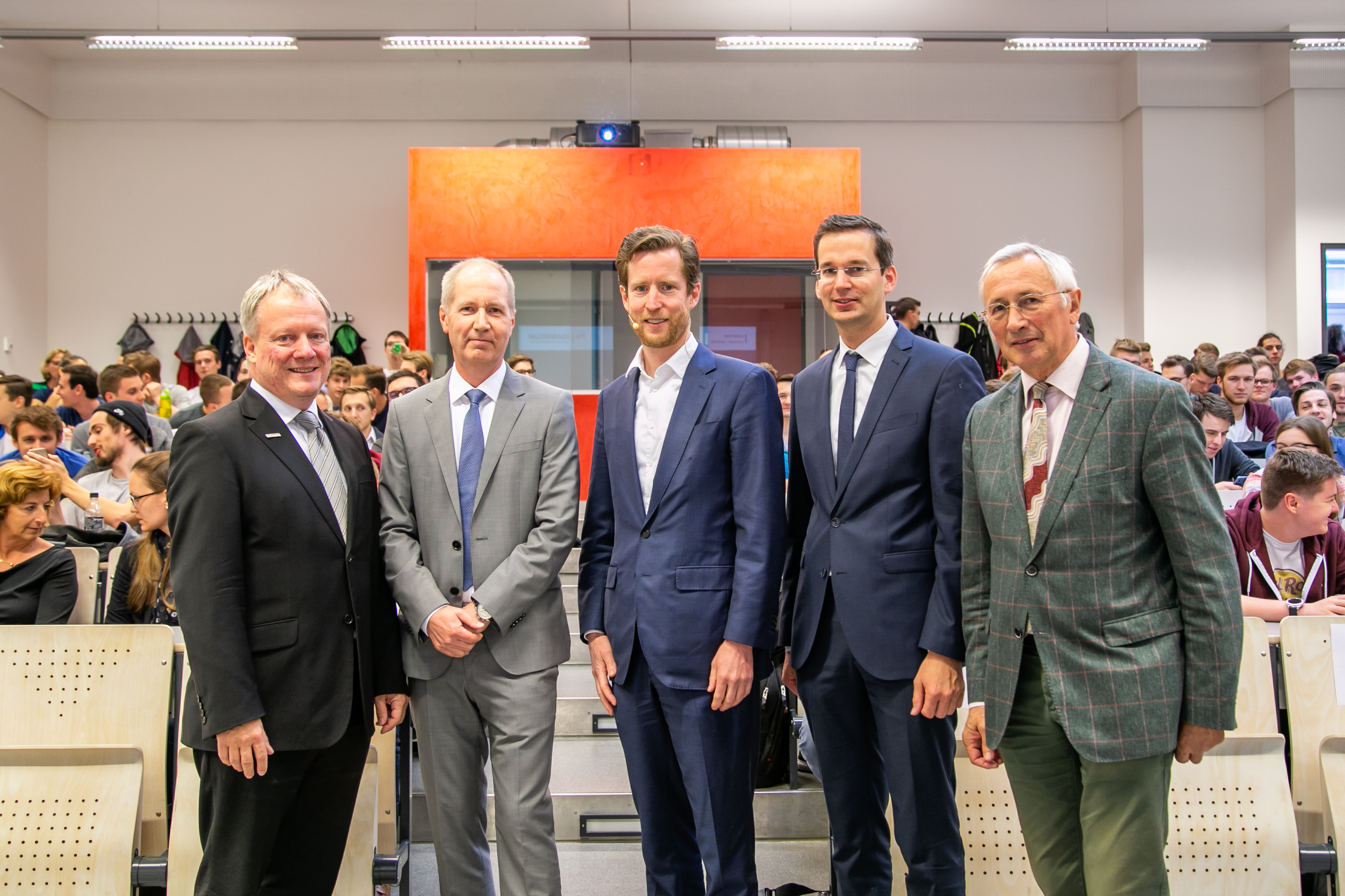 (v.l.n.r.) Institutsleiter von Luftfahrt/Aviation Holger Friehmelt, Leiter des Masterlehrgangs „Luftverkehrsmanagement“ Gerald Nittnaus, Austrian Airlines CEO Alexis von Hoensbroech, kaufmännischer Geschäftsführer der FH JOANNEUM Martin Payer sowie wissenschaftlicher Geschäftsführer der FH JOANNEUM Karl Peter Pfeiffer. 