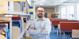 Neuer Leiter für die FH-Bibliothek: Willkommen, Márton Villányi!