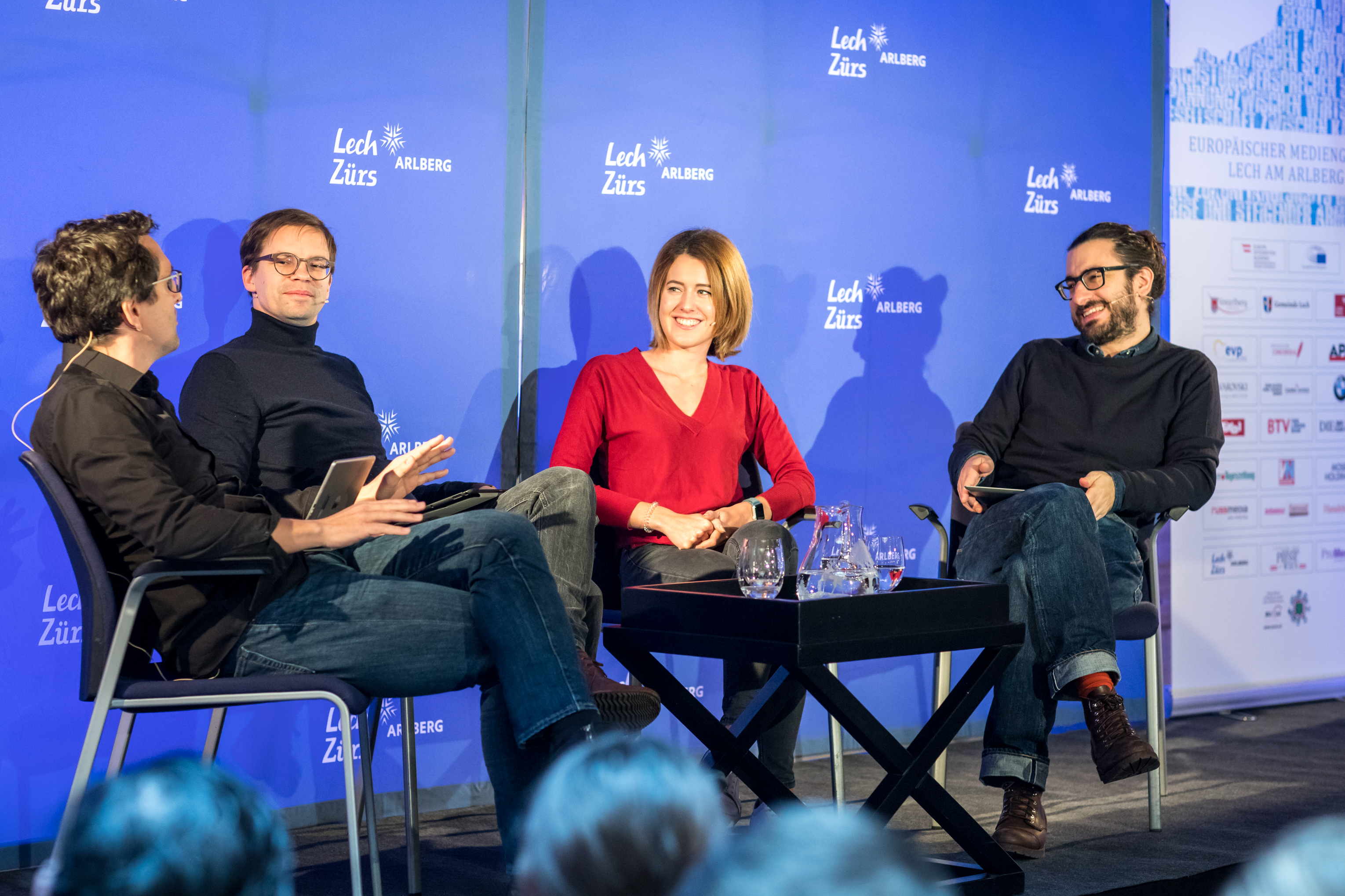 Florian Gasser, Lenz Jacobsen und Matthias Daum mit Claudia Gamon während der Live-Aufnahme ihres Podcasts