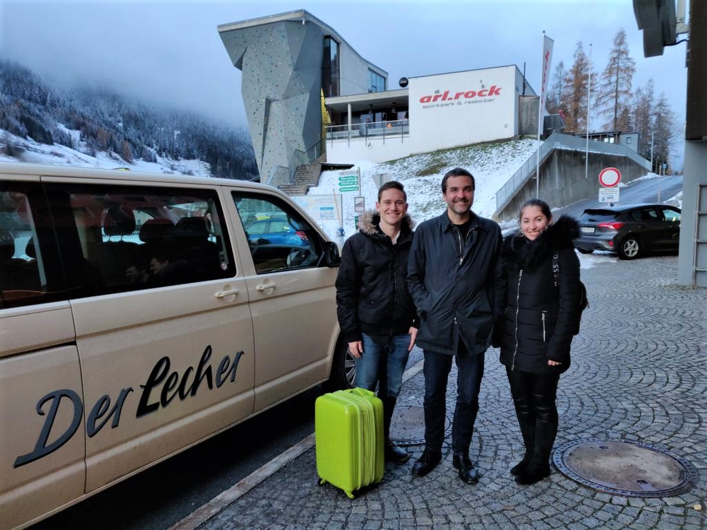 Matteo Eichhorn und Christina Harrich nach der Taxifahrt mit Florian Klenk