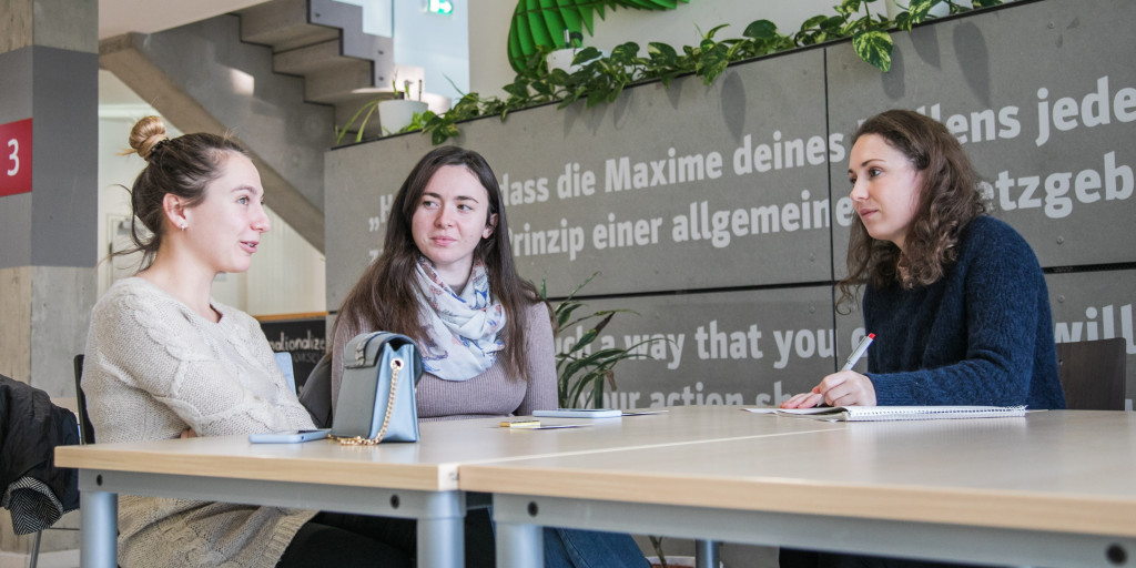 Antonija aus Kroatien und Ruslana aus der Ukraine studieren an der FH JOANNEUM