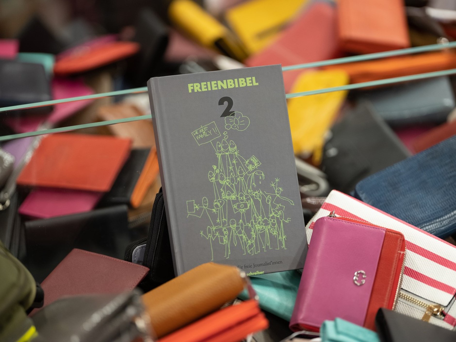 The Freienbibel 2 is the new guidebook for freelance journalists. Photo: Die Freienbibel 2 ist der neue Ratgeber für freie Journalistinnen und Journalisten. Foto: Heinrich Holtgreve/Ostkreuz