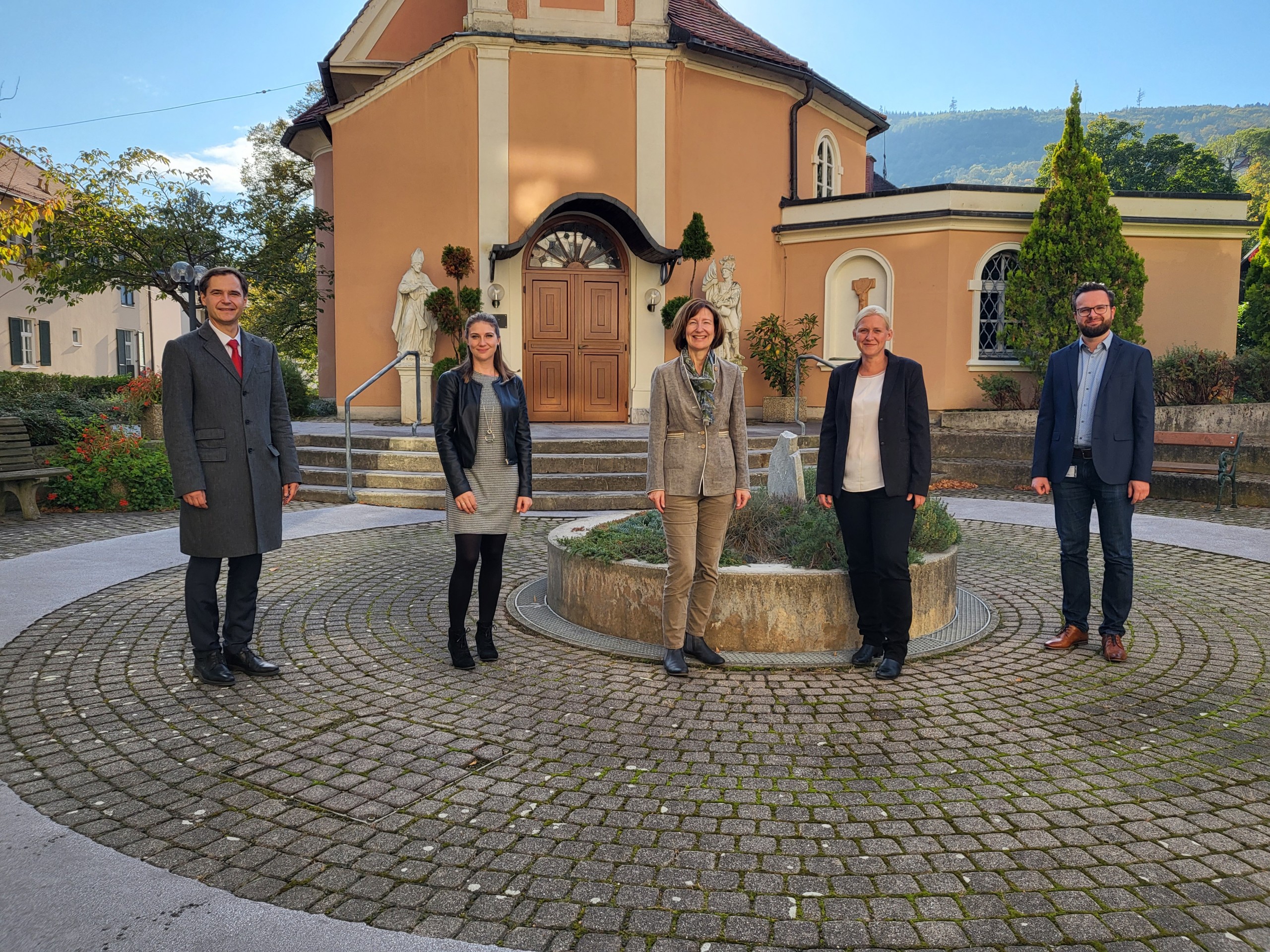 Pflegesymposium vor dem Krankenhaus der Elisabethinen.