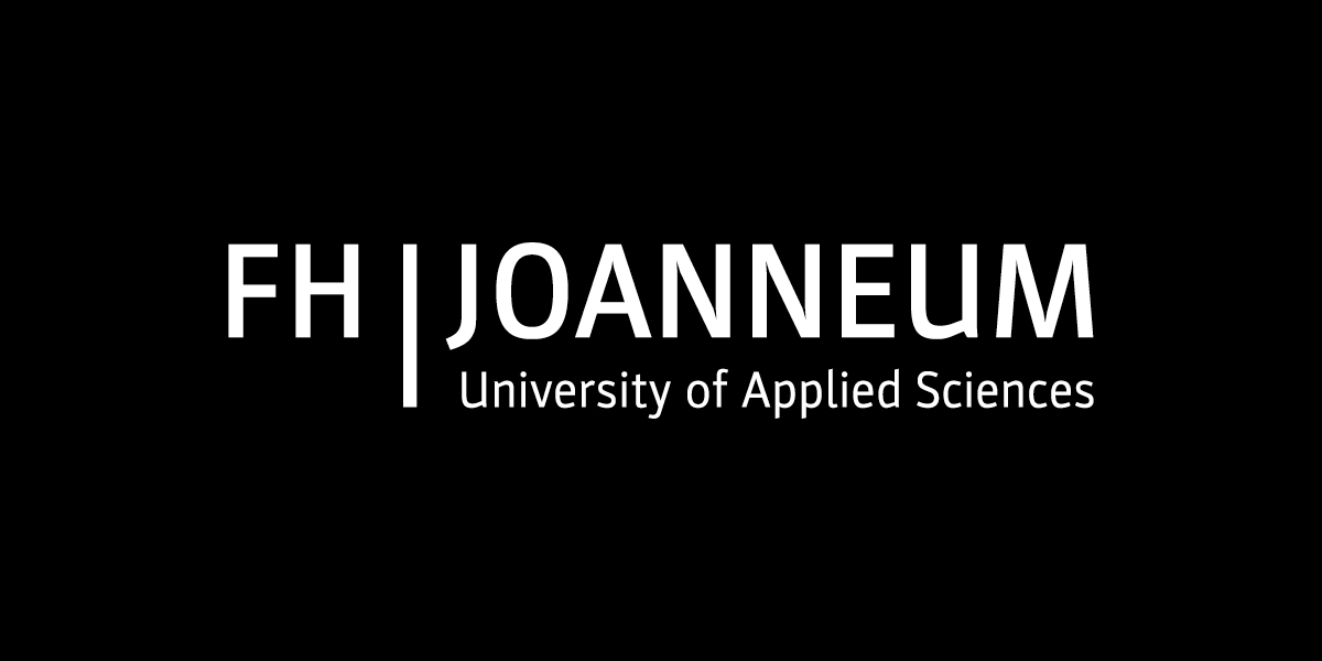 Variante des FH JOANNEUM Logos in Weiß auf Schwarz: auf schwarzem Hintergrund ist FH JOANNEUM in weiß geschrieben, zwischen den Worten steht ein großer weißer Strich. In der zweiten Zeile steht in weißen Buchstaben University of Applied Sciences.