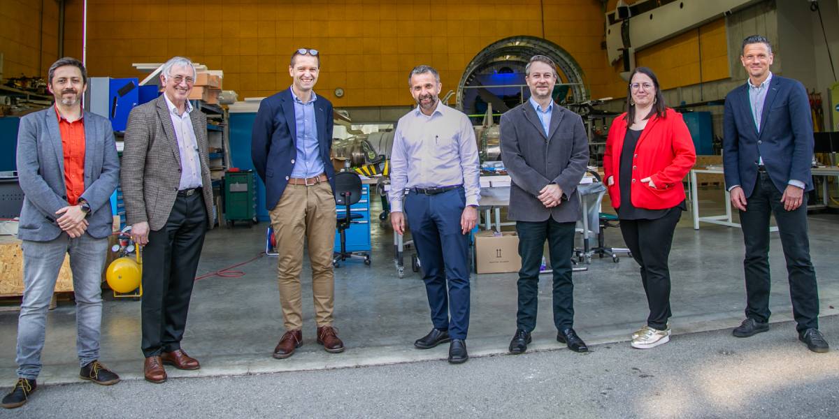 Christof Gattringer (3.v.l.) zu Gast im Luftfahrtlabor der FH JOANNEUM. Foto: FH JOANNEUM Präsident des Wissenschaftsfonds FWF zu Besuch