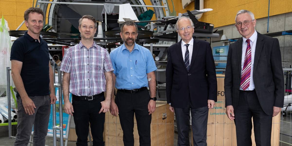 Rudolf Taschner (2.v.r.) und Karl Peter Pfeiffer (rechts) im Luftfahrtlabor der FH JOANNEUM. Foto: FH JOANNEUM Abgeordneter zum Nationalrat, der Mathematiker Rudolf Taschner zu Besuch