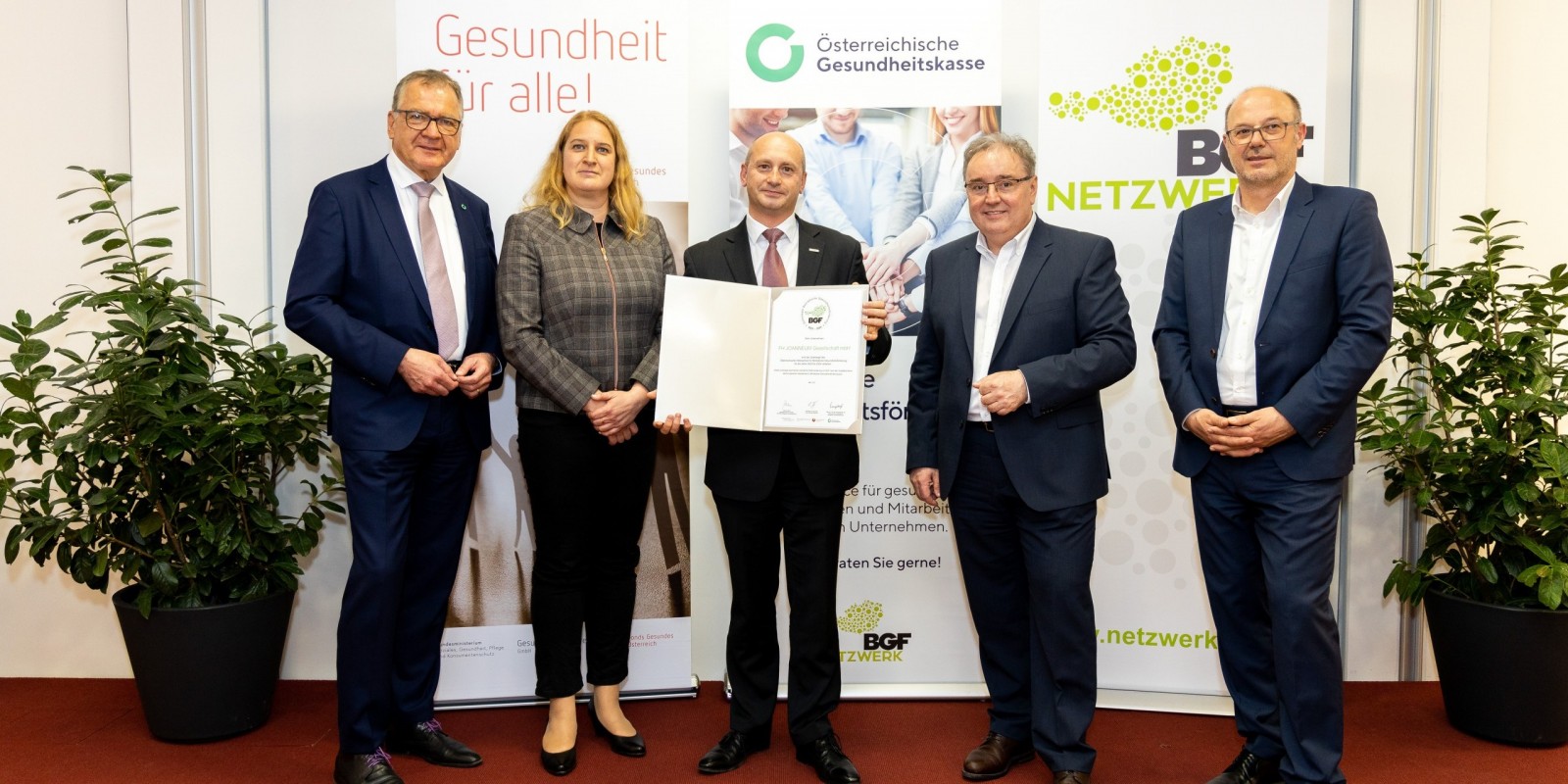 v. l.: Obmann Matthias Krenn (Verwaltungsrat ÖGK), Ina Rossmann-Freisling (Fonds Gesundes Österreich), Prokurist Gerald Lackner (FH JOANNEUM) sowie die beiden Vorsitzenden des ÖGK-Landesstellenausschusses Vinzenz Harrer und Josef Harb. Foto: ÖGK / Sebastian Friedl FH JOANNEUM erneut mit BGF-Gütesiegel ausgezeichnet