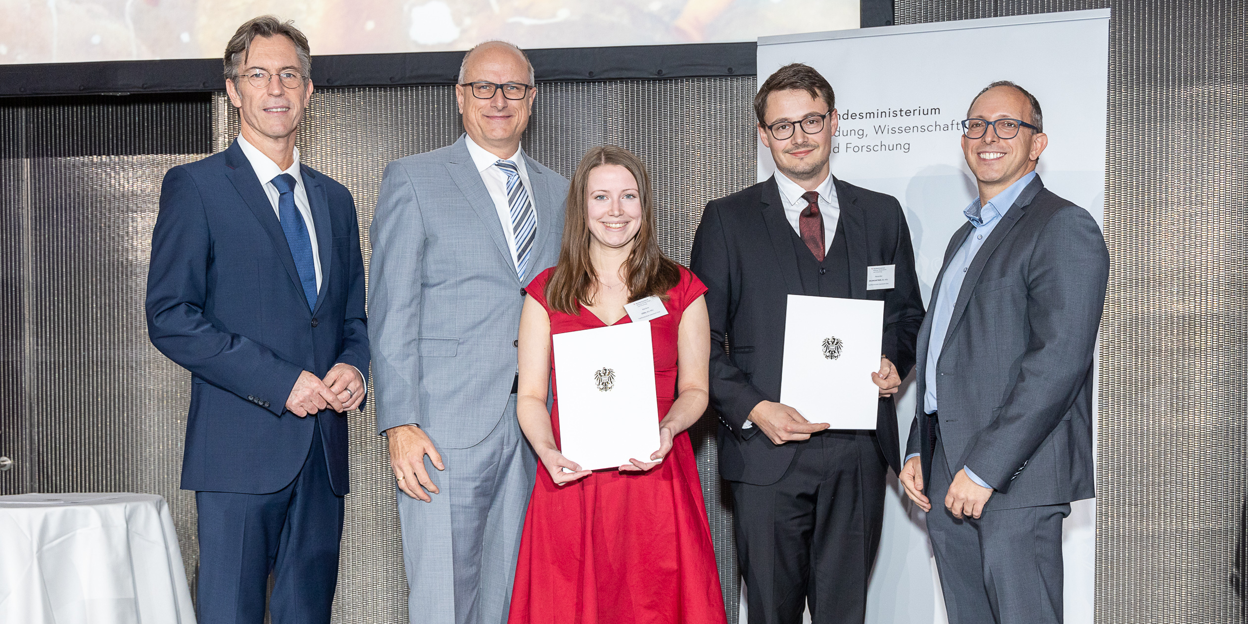 Marlene Loidl und Alexander Baumgartner wurden im November mit dem Würdigungspreis ausgezeichnet. Foto: BMBWF/Martin Lusser Doppelter BMBWF-Würdigungspreis an der FH JOANNEUM 4