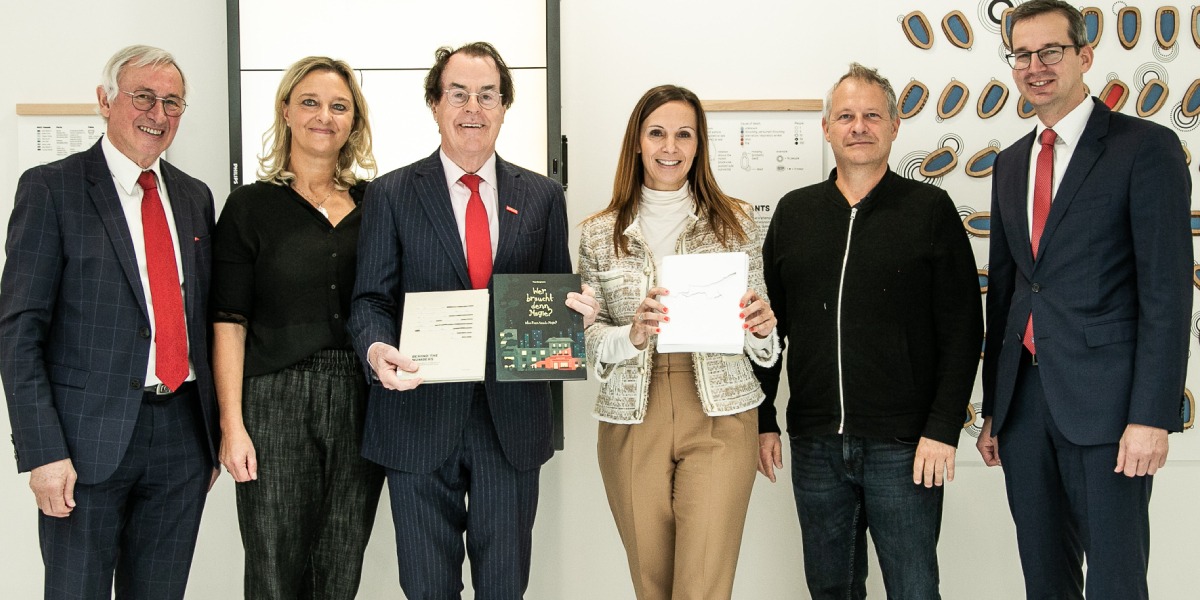 V.l.n.r.: Karl Peter Pfeiffer, wissenschaftlicher Geschäftsführer FH JOANNEUM, Birgit Hernády, Hans Roth, Saubermacher PR-Managerin Bernadette Triebl-Wurzenberger, Christoph Hofrichter, Abteilung Internationale Beziehungen, Martin Payer, kaufmännischer Geschäftsführer FH JOANNEUM. Foto: FH JOANNEUM Ein Beitrag für „Menschen auf der Flucht“