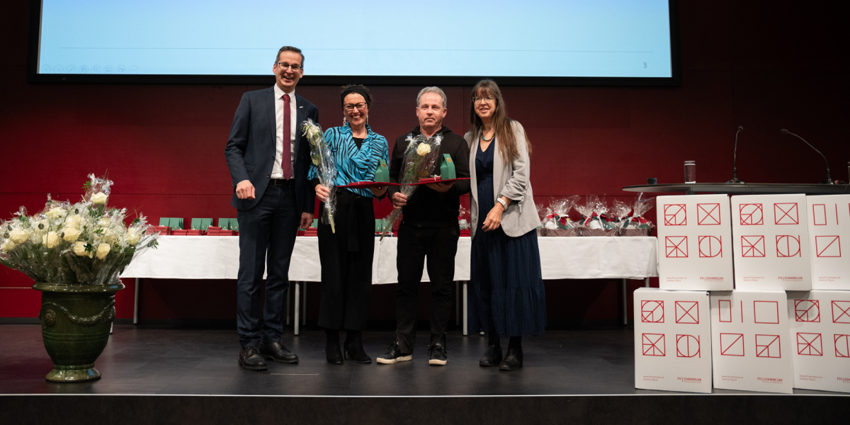 Zu sehen ist die MitarbeiterInnen-Ehrung an der FH JOANNEUM