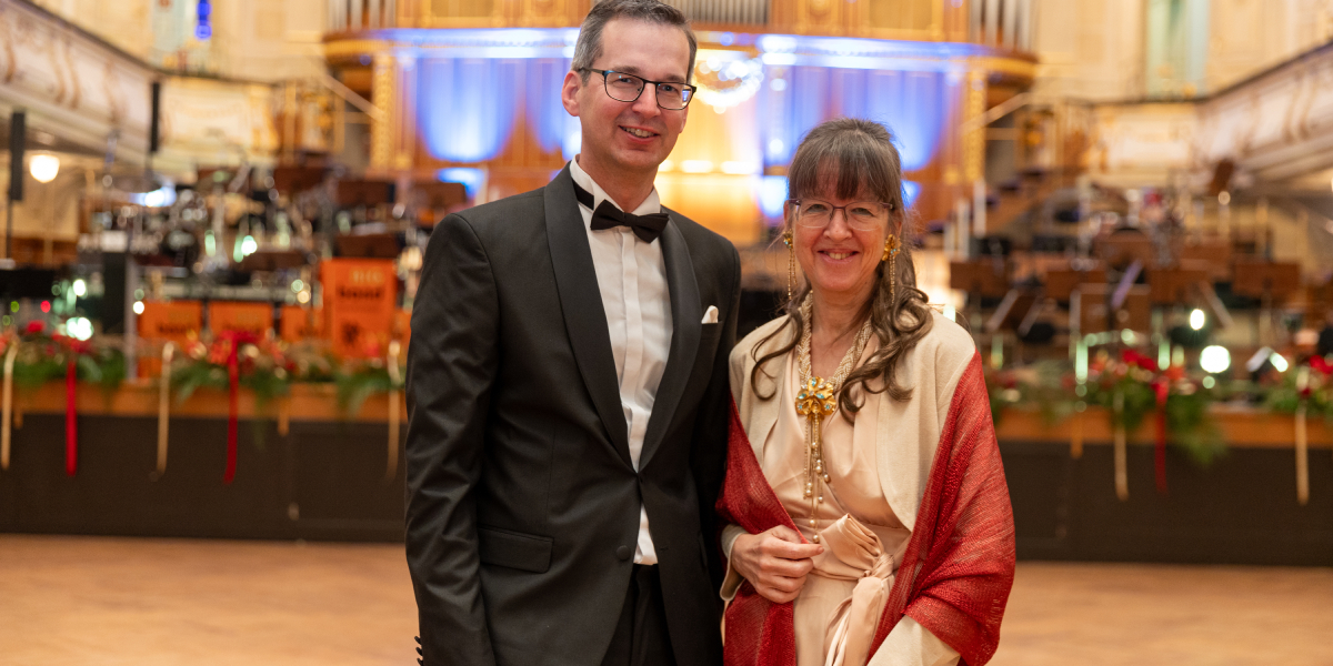 Zu sehen sind der Geschäftsführer und die Geschäftsführerin der FH JOANNEUM am Ball der Technik.