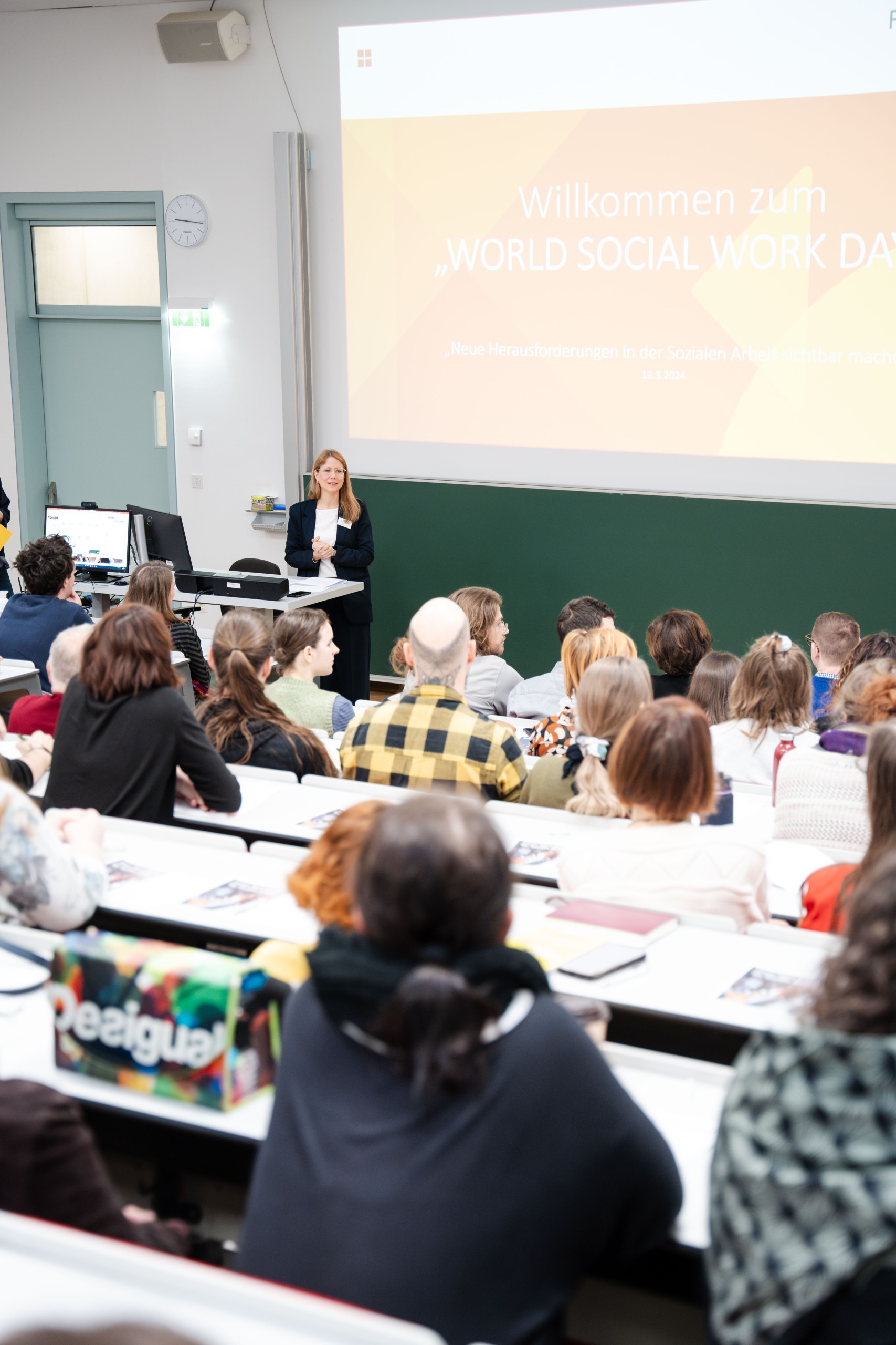 Titel „Neue Herausforderungen in der Sozialen Arbeit sichtbar machen. Krisen, Konflikte, Unsicherheiten und steigende Ungleichheit fordern neue Perspektiven.“ 2