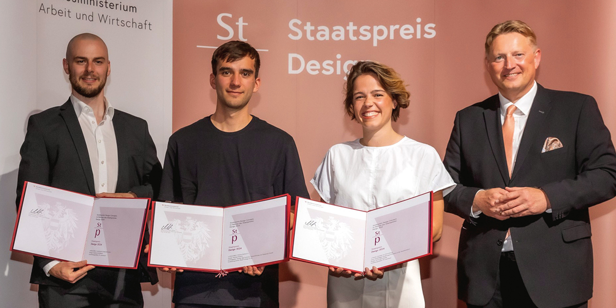 zu sehen ist der Preisträger Sascha Schildbeck und Anna Maria Kotter mit ihrer Auszeichnung.