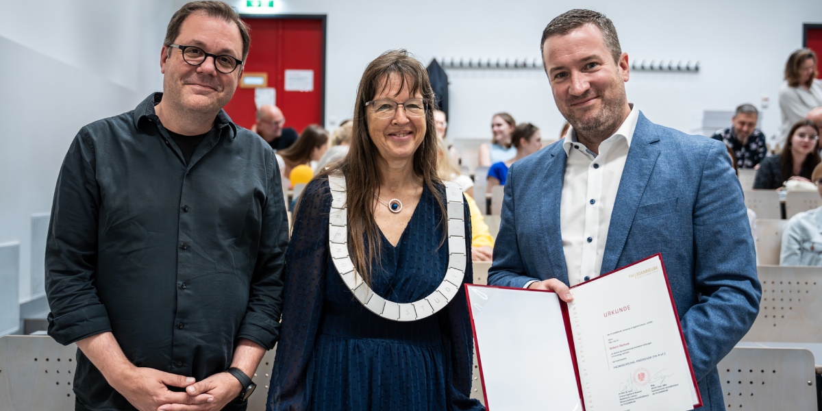 Robert Darkow (rechts) wurde die FH-Professur am 5. Juli 2024 verliehen.  Links im Bild Helmut Ritschl, in der Mitte Corinna Engelhardt-Nowitzki. 