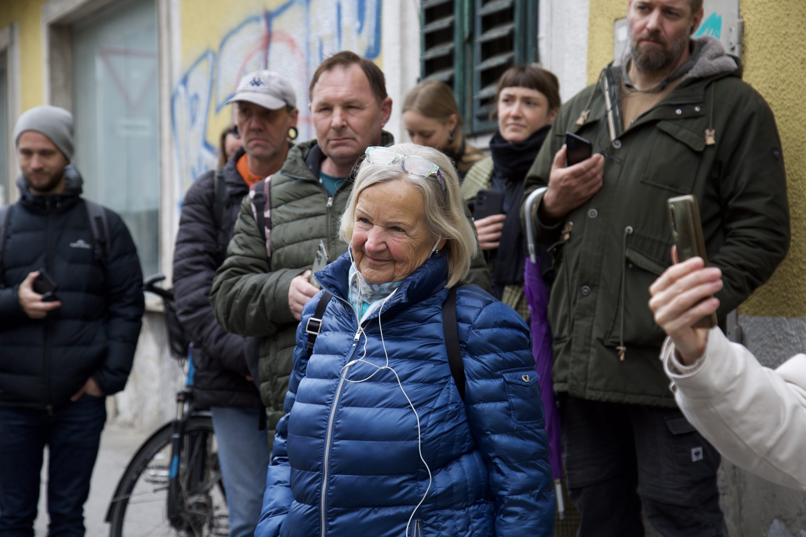 Gruppe von Personen testet den Caritas Audioguide