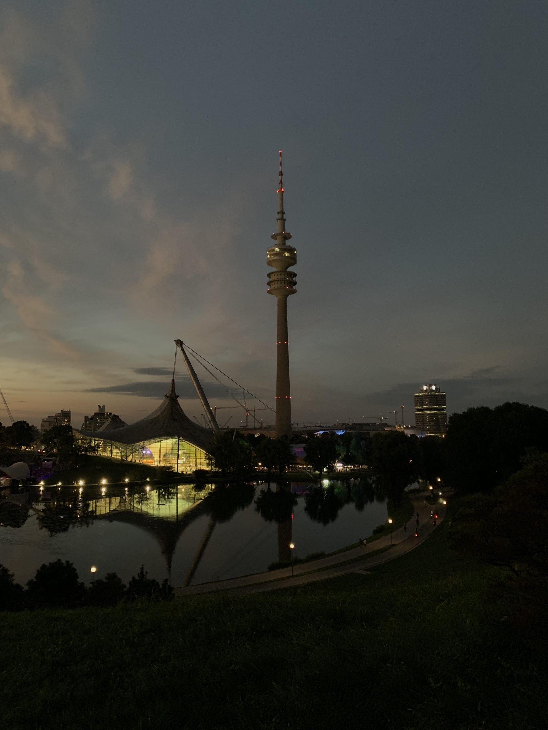 Olympiaturm bei Nacht