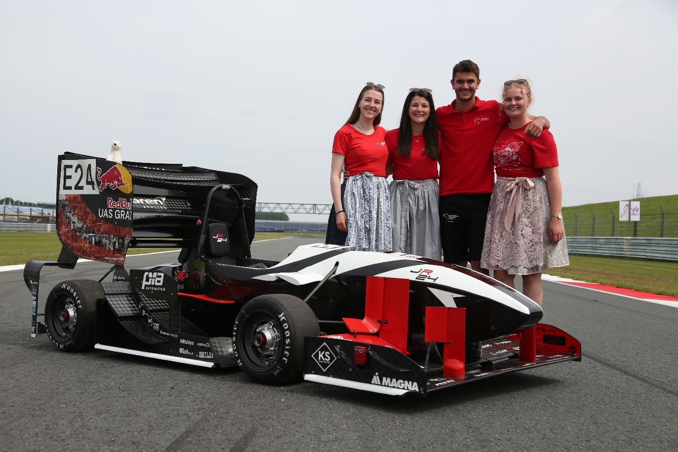 Teamfoto mit dem JR24 in Assen, Niederlanden