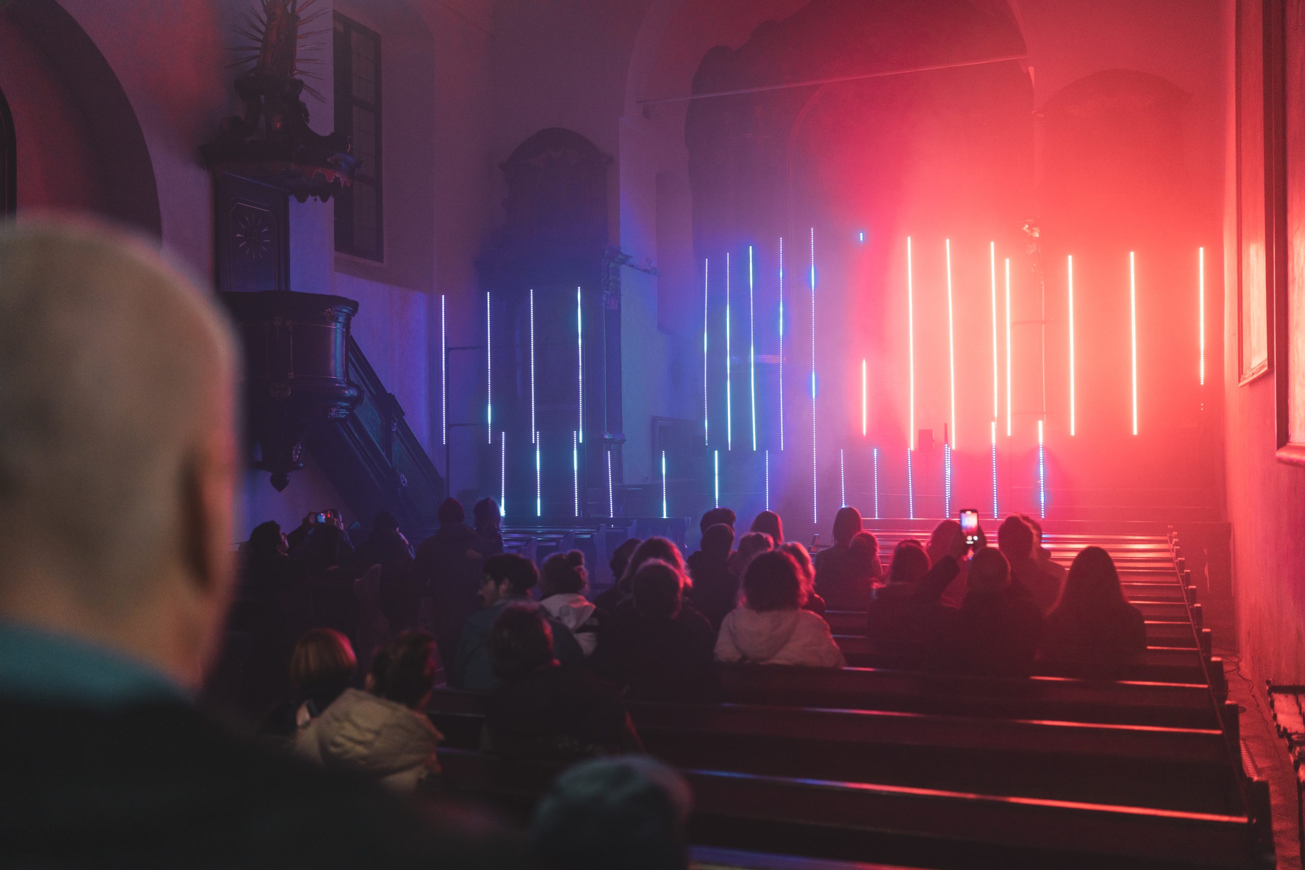 In diesem Jahr gestalteten die Masterstudierenden von Communication, Media, Sound and Interaction Design unter dem Titel Spektrum das Kirchenschiff der Antoniuskirche in Graz als immersives Medienerlebnis.