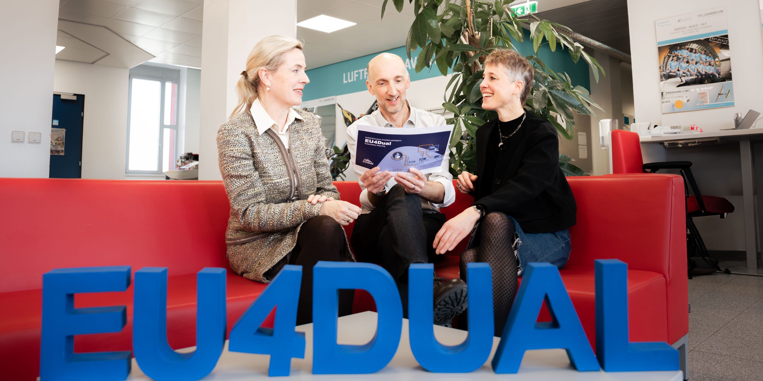 Roswitha Wiedenhofer-Bornemann (links) mit Harald Wipfler und Ines Kipperer. Foto: FH JOANNEUM / Hasler