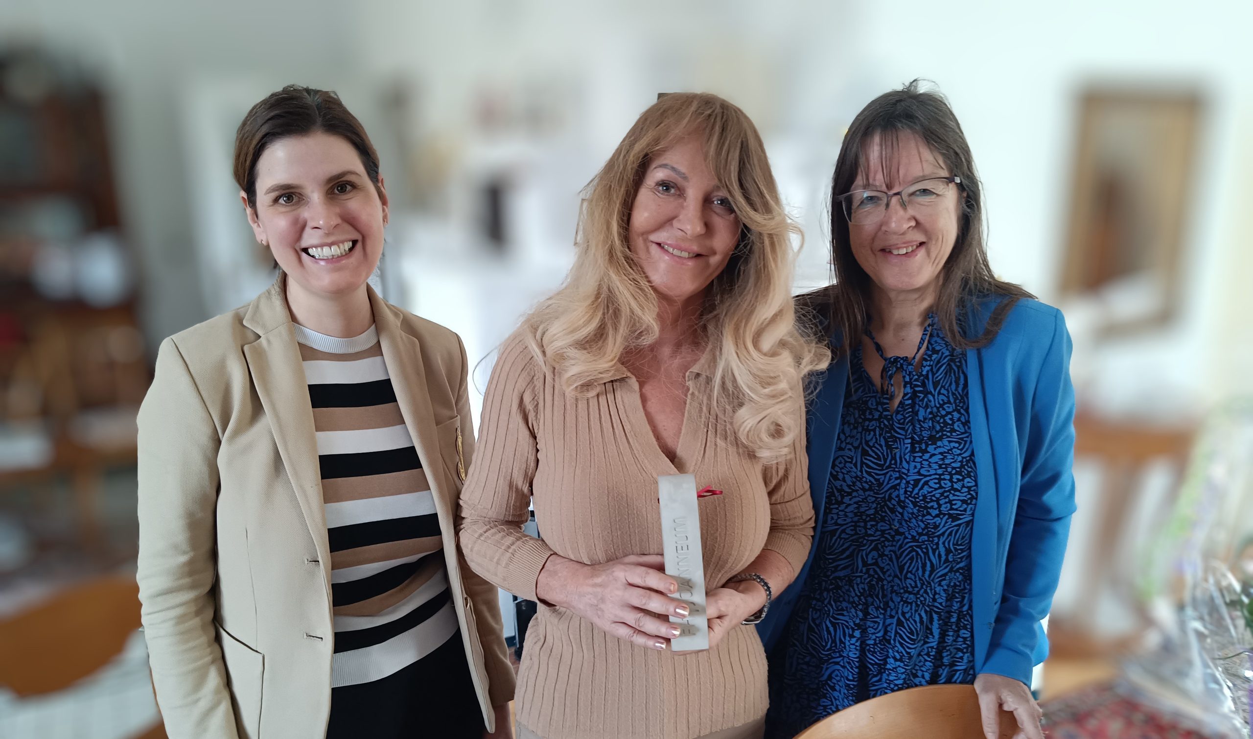 Das Bild zeigt Doris Ulrich mit Joanneus sowie Martina König und Corinna Engelhardt-Nowitzki