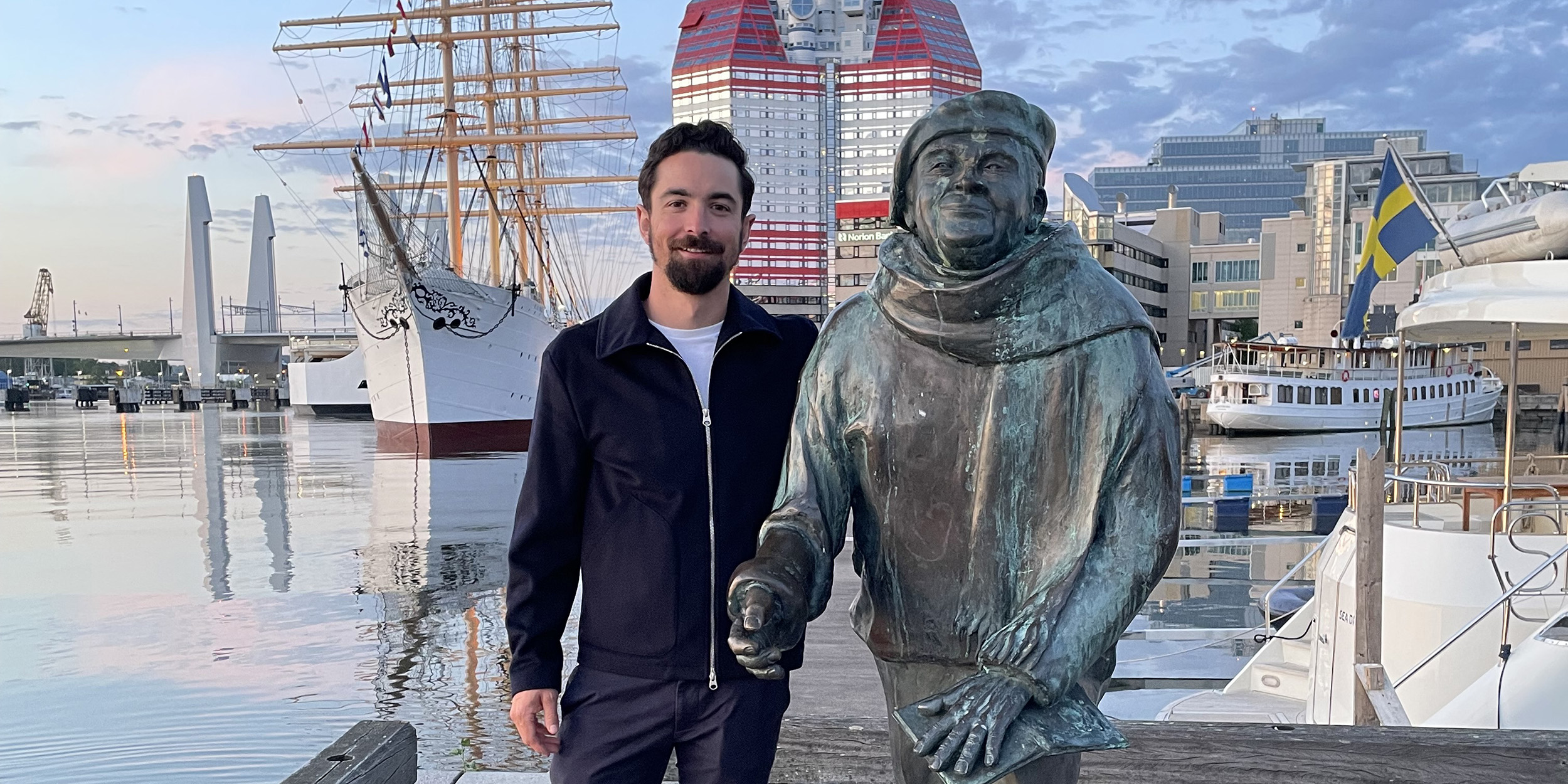 Dario Baumgartner im Hintergrund der Hafen von Göteborg.