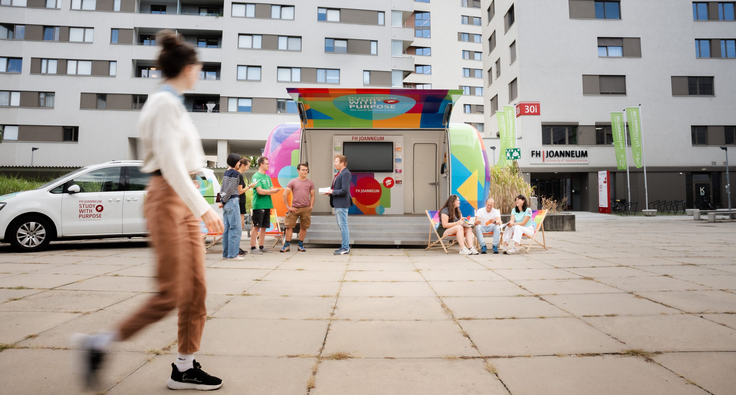 Der mobile Pop-up Store der FH JOANNEUM bringt Forschung, Wissenschaft und unser buntes Studienangebot zu Ihnen