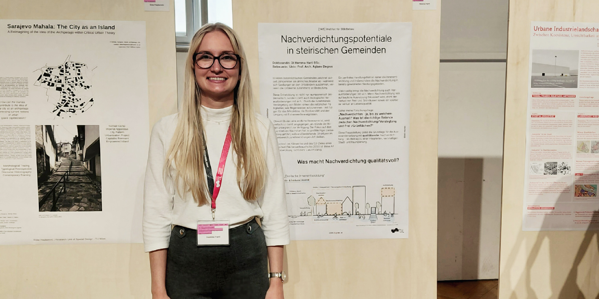 Das Foto zeigt die Absolventin Hemma Hartl beim Doktorand:innensymposium.
