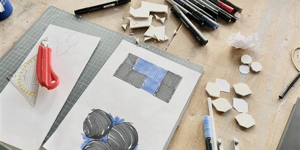 Das Foto zeigt 1. Entwürfe der Studierenden.