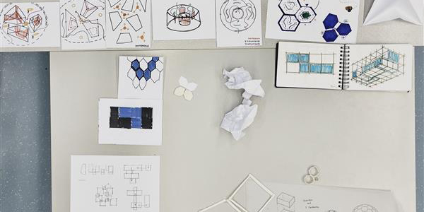 Das Foto zeigt 1. Entwürfe der Studierenden.