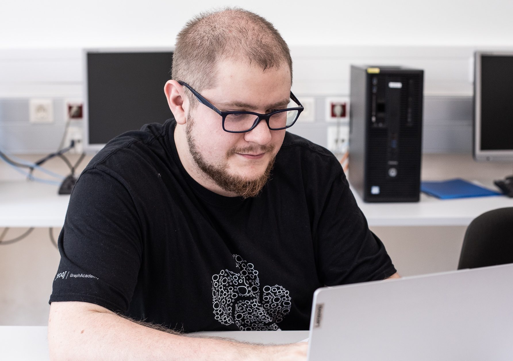 Christopher Rolke hochkonzentriert beim Studium an der FH JOANNEUM.