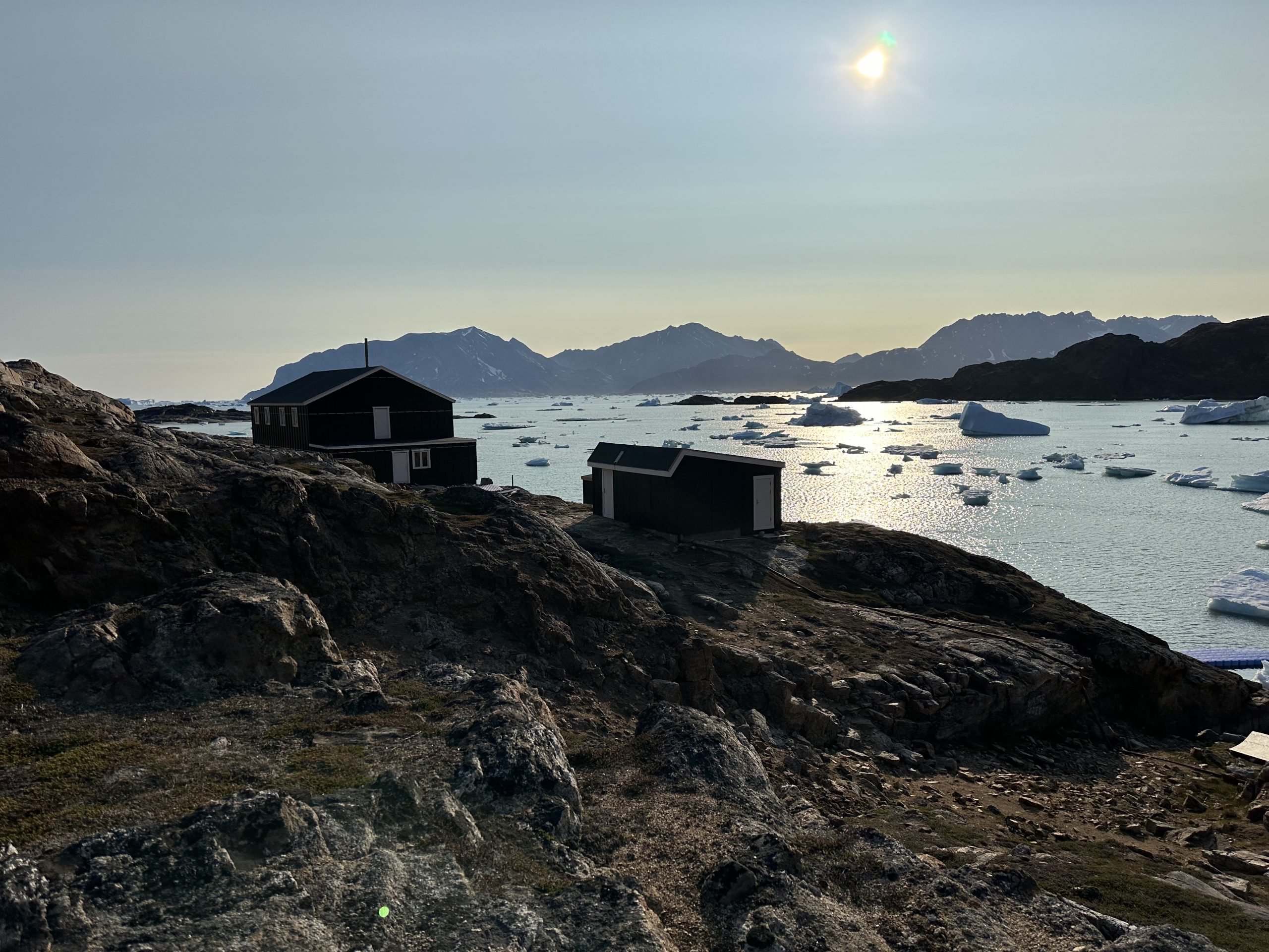 Forschungsstation am Meer bei sonnigem Wetter