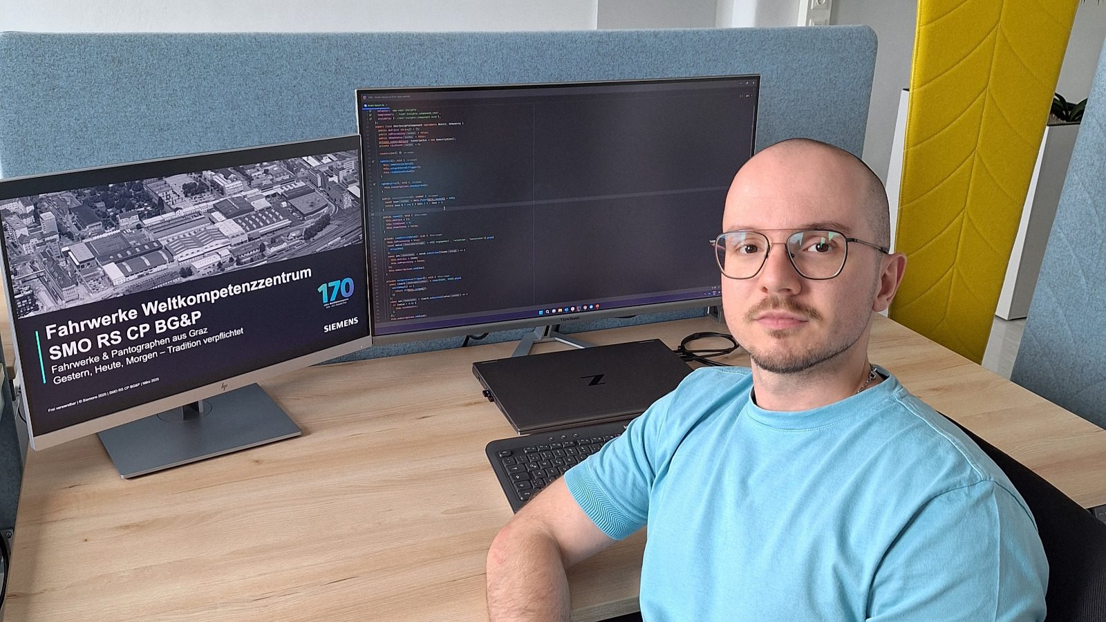 Kamlio bei der Arbeit am PC