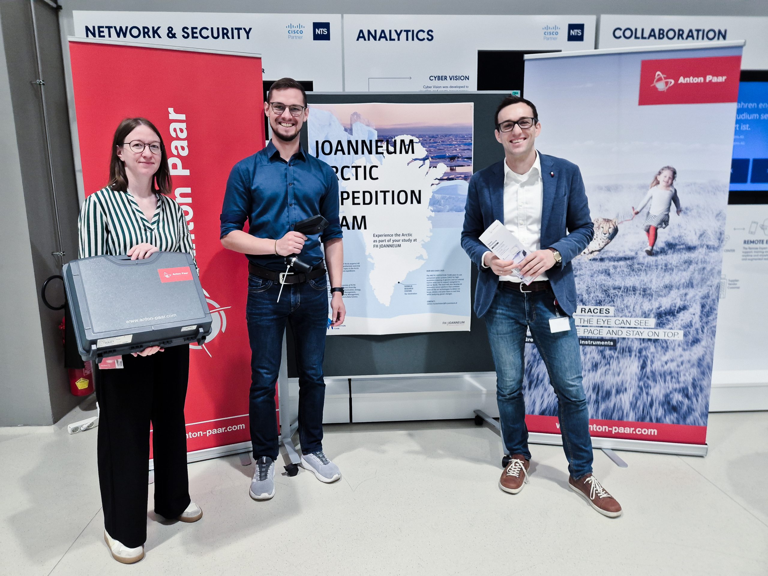 Anton Paar bei der Übergabe des Dichtemessgeräts