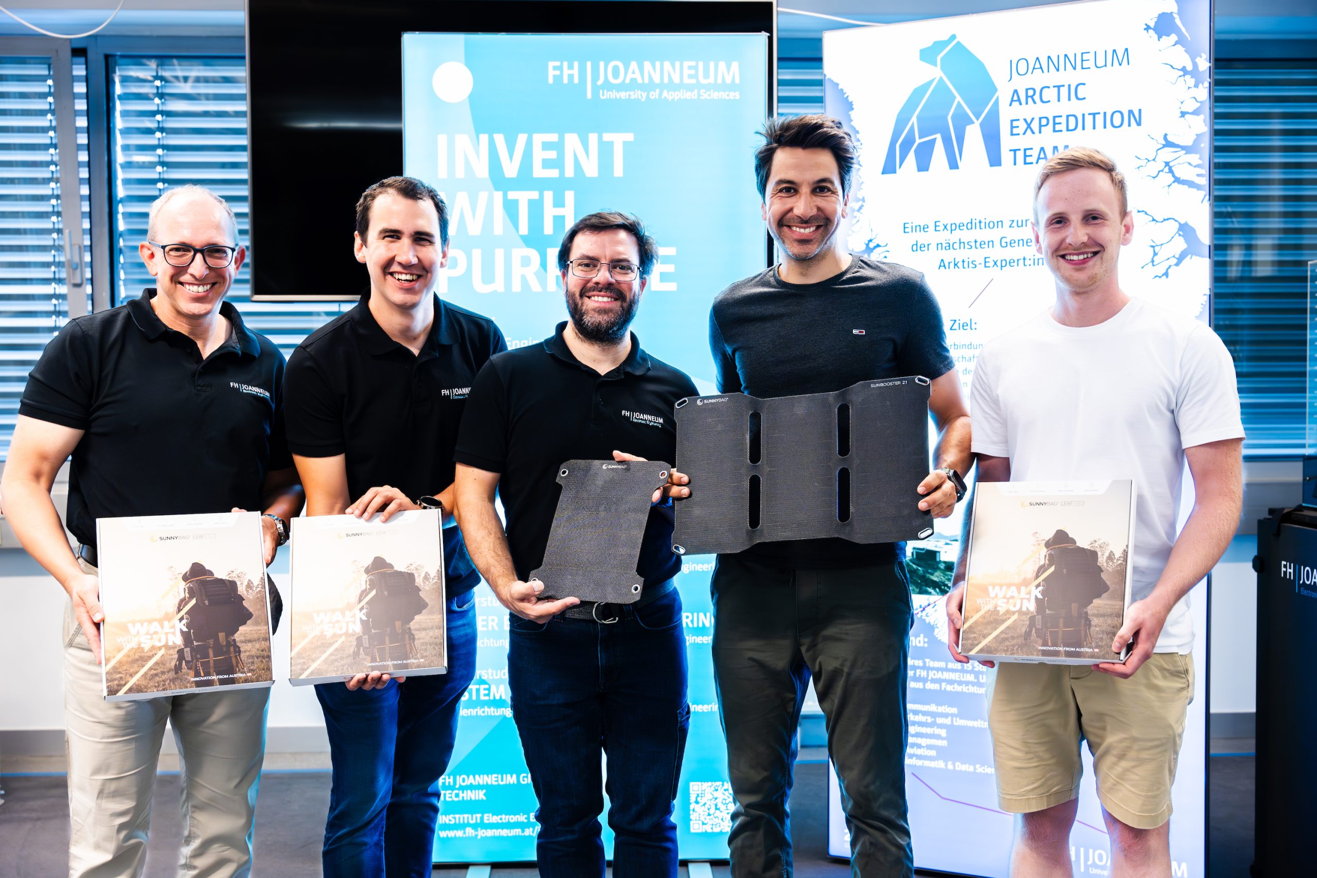 Das Team von Sunnybag hat uns für die Übergabe der Solarpanels besucht