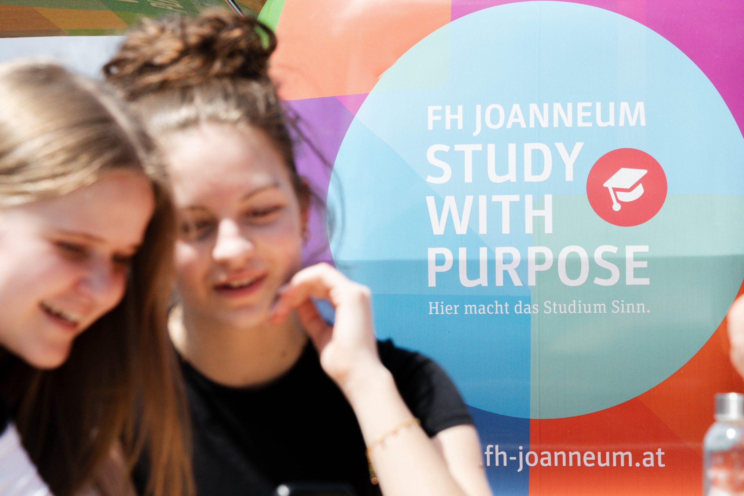 Egal ob Schnupperangebote, Workshops für Schulen oder Schulbesuche: An der FH JOANNEUM werden Lehrerinnen, Lehrer, Schülerinnen, Schüler und Schulen findig