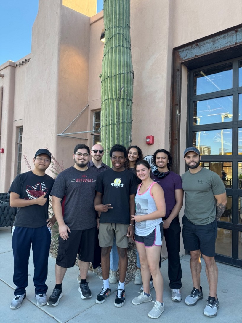Eine Gruppe an Austauschstudierenden aus der Universität in Arizona stehen vor einem Gebäude