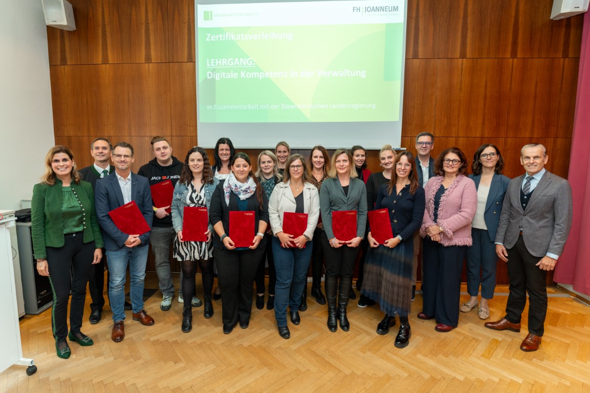 Gruppenfoto der Absolvent:innen des Lehrgangs „Digitale Kompetenz in der Verwaltung“ an der FH JOANNEUM