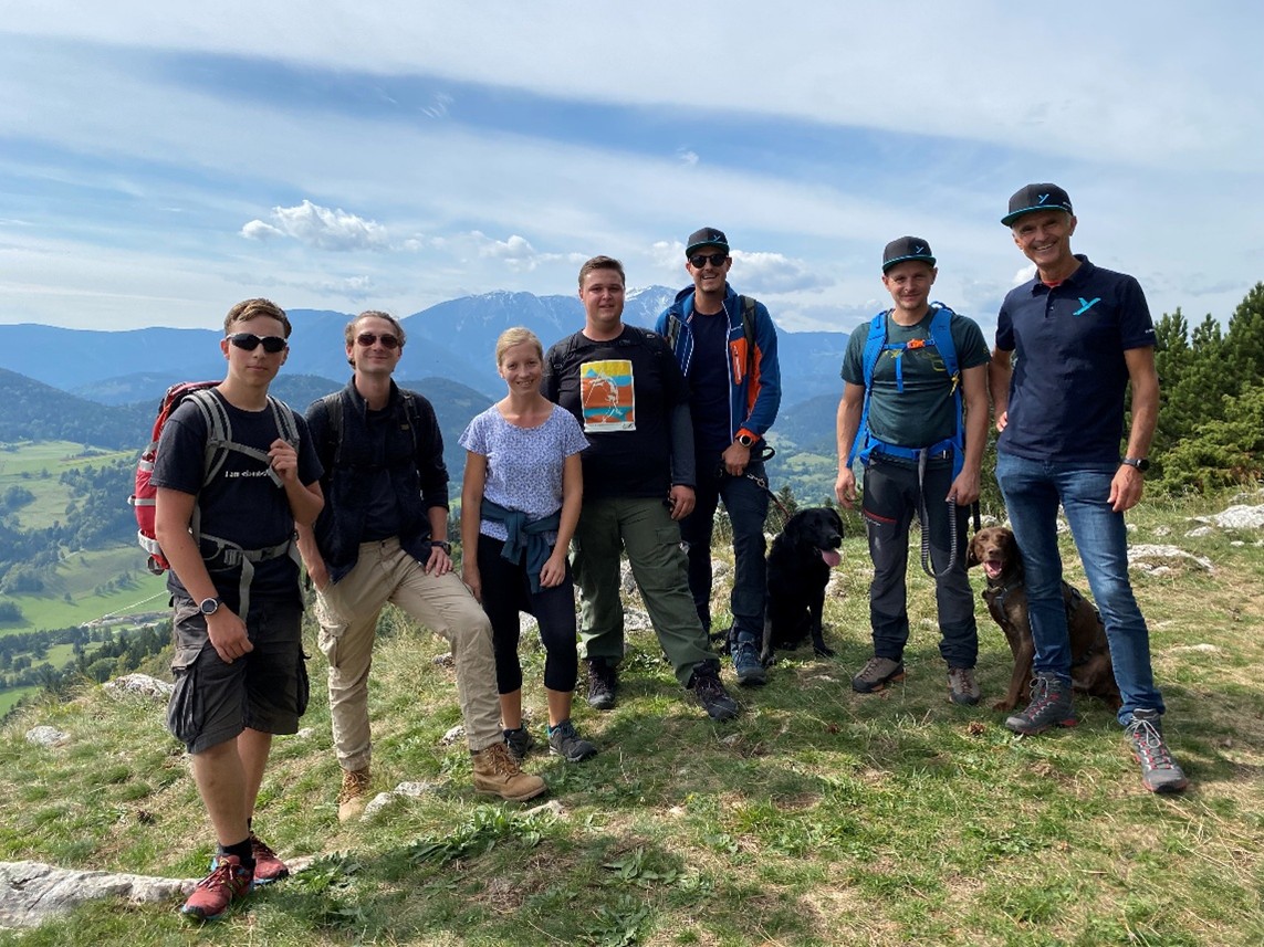 Martin Graber von skytec mit seinem Team beim Wandern